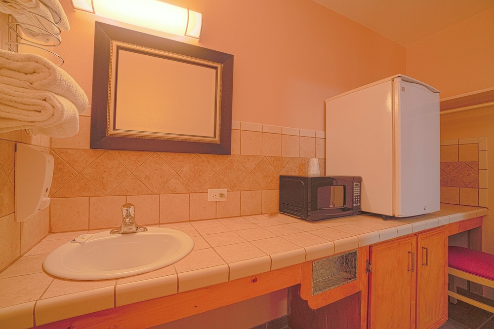 Room, Multiple Beds - Photo 8