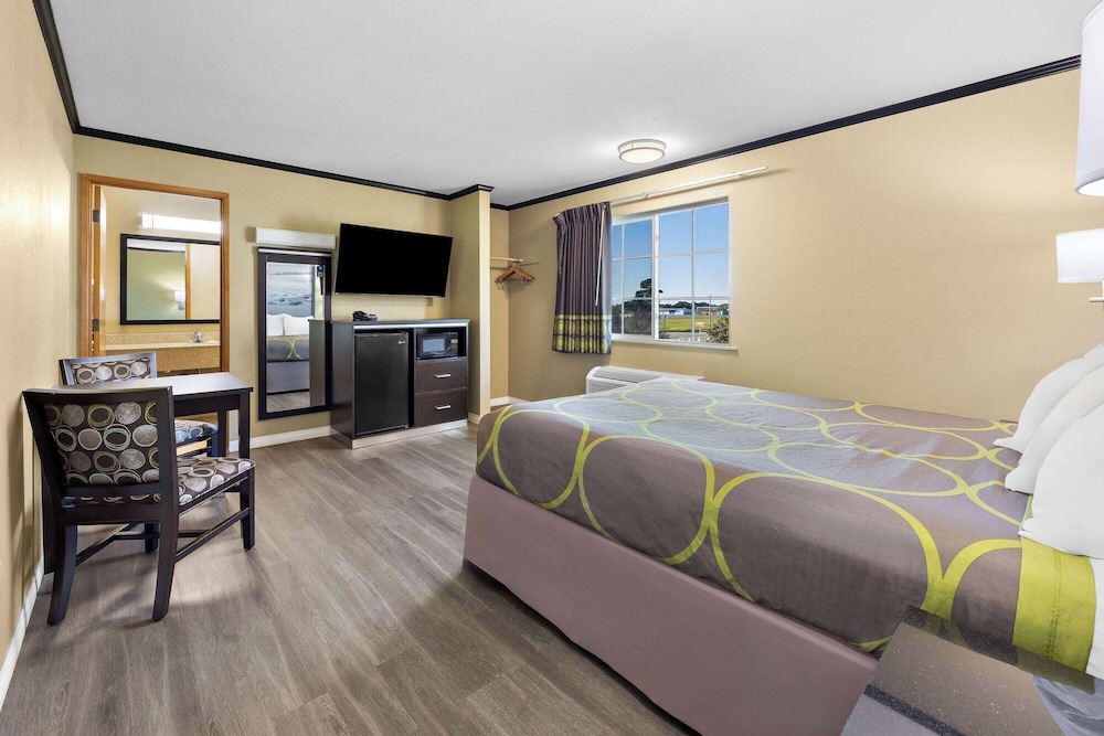 Standard Room, 1 Queen Bed - Photo 7