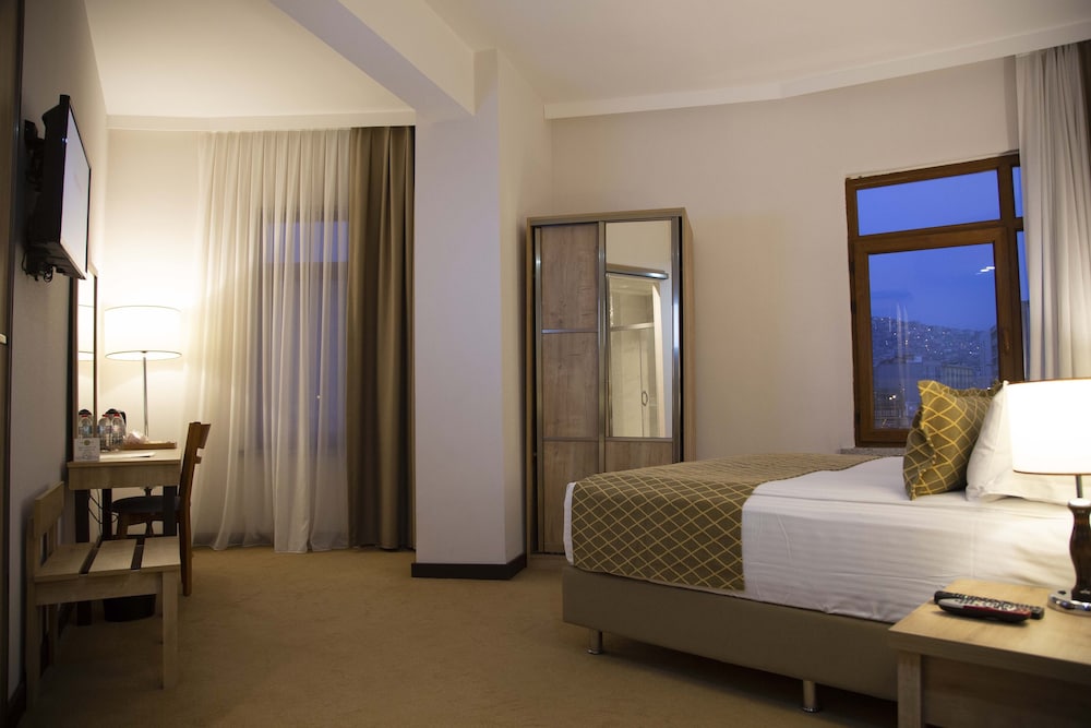 Standard Double or Twin Room thumbnail 6