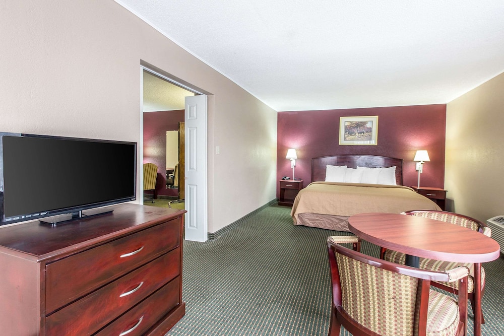 Suite, 1 King Bed, Non Smoking - Photo 2