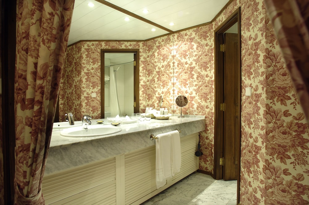 Deluxe Suite thumbnail 5