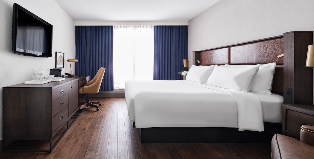 Deluxe Room (Queen)