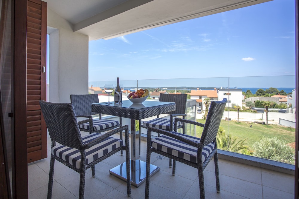 Apartment 5, Balcony photo 3