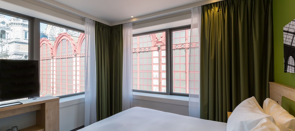 Family Room, 1 King Bed (with kitchenette)
