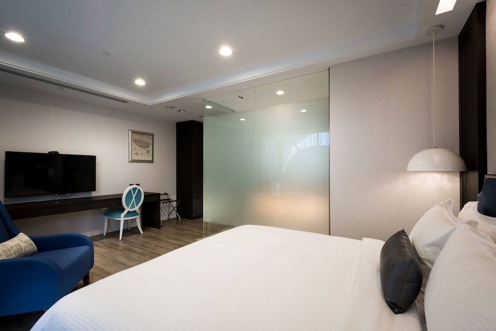 Classic Double Room, No Windows (No Parking) photo 2
