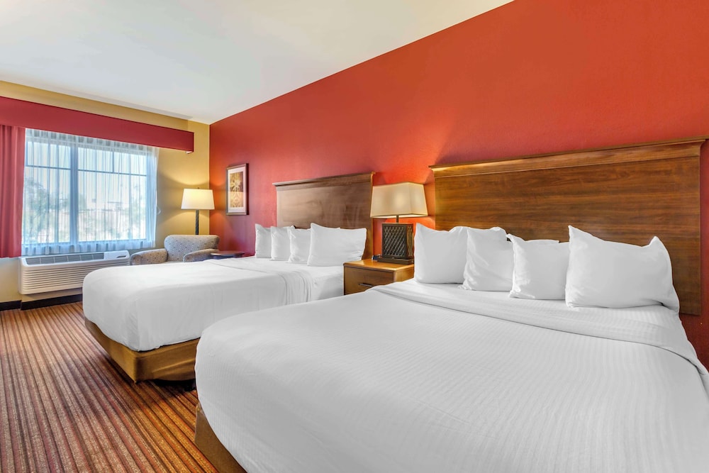 Standard Room, 2 Queen Beds, Accessible, Bathtub