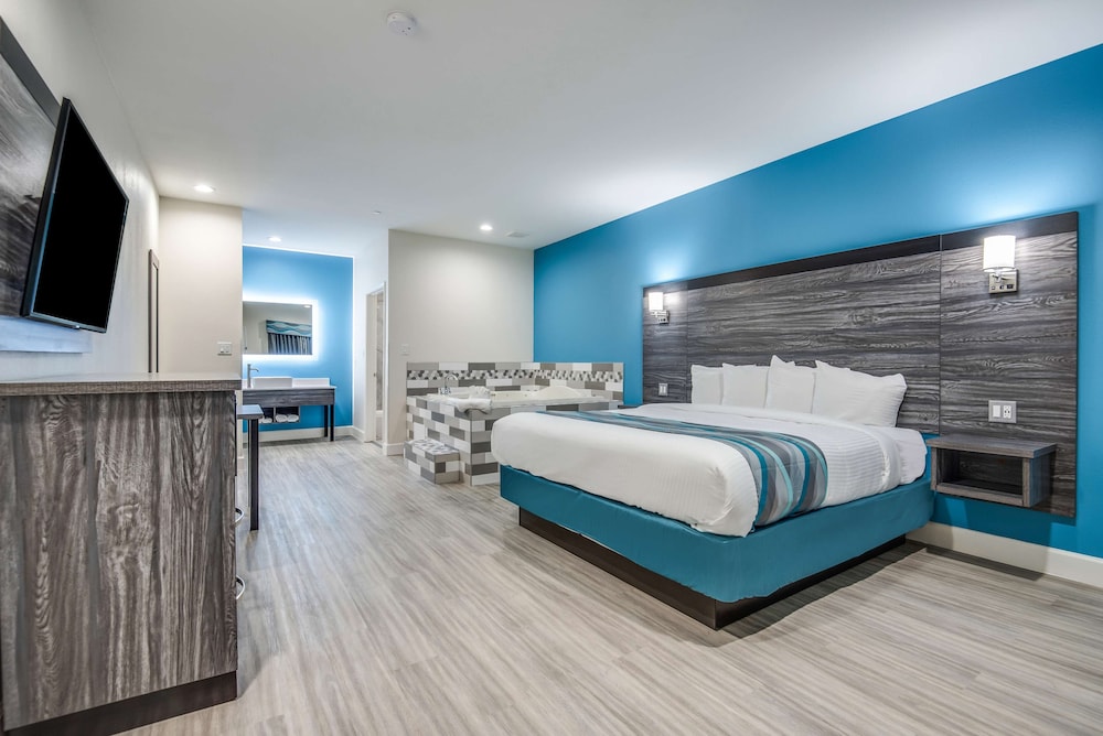 Suite, 1 King Bed, Smoking, Jetted Tub