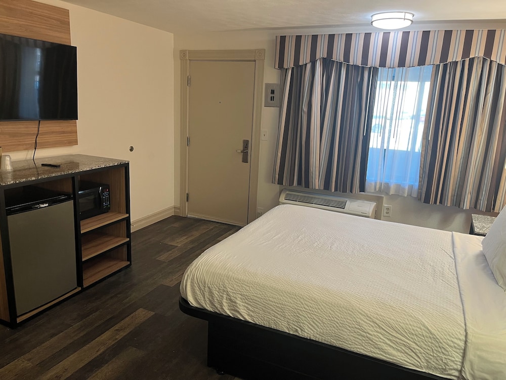 Room, 1 Queen Bed, Mobility Accessible, Non Smoking (Bathtub W/grab Bars) photo 1