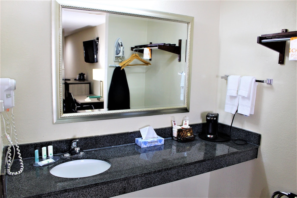 Standard Room, 2 Queen Beds, Non Smoking - Photo 8
