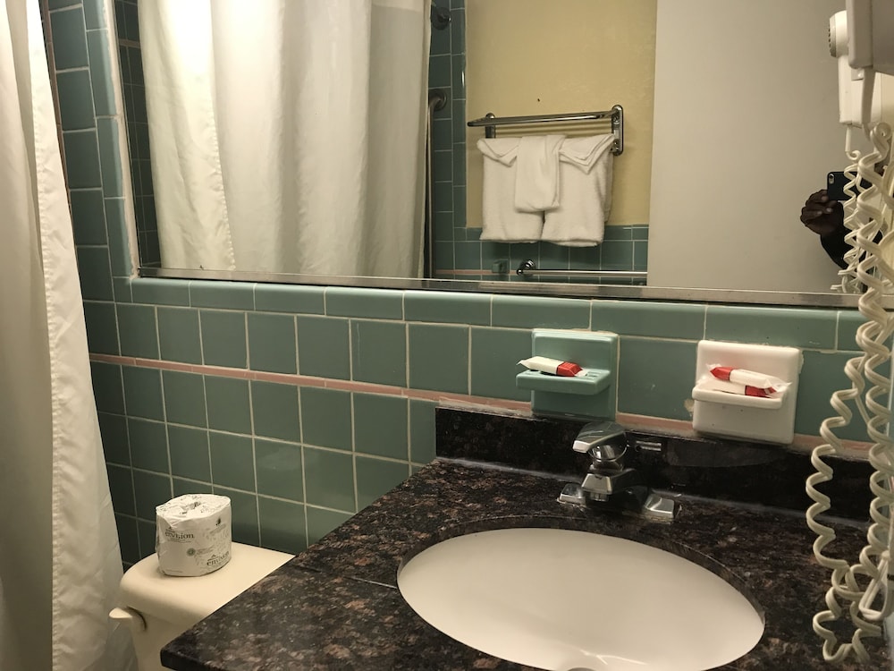 Basic Single Room, 1 King Bed, Smoking - Photo 8