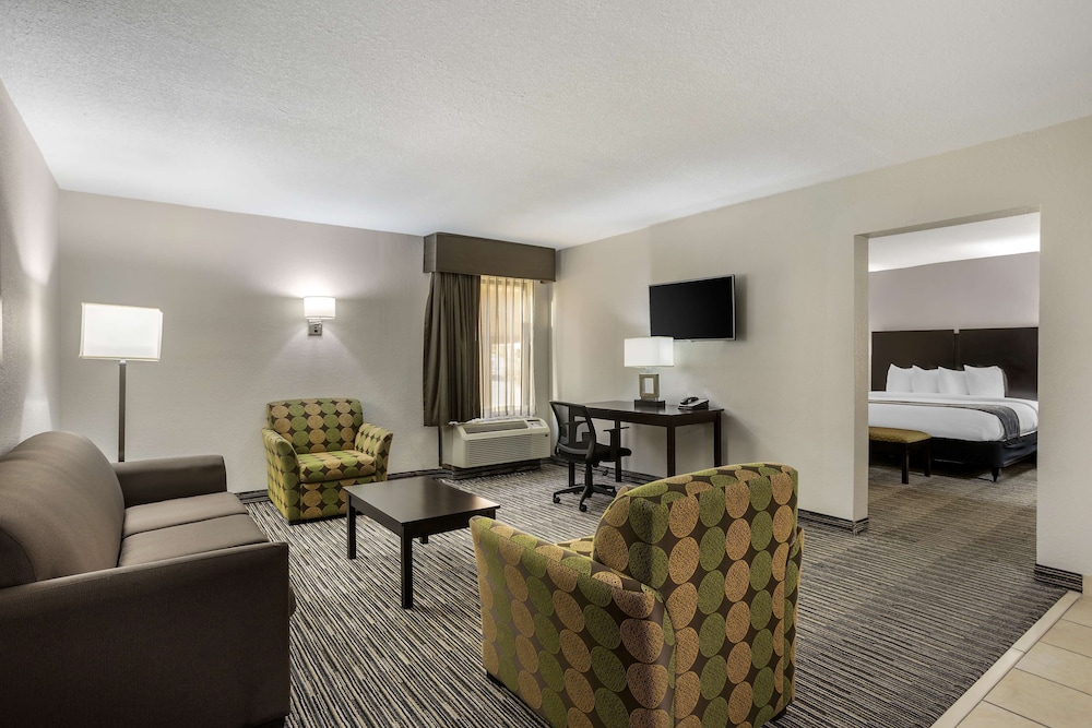Suite, 1 King Bed, Non Smoking, Refrigerator & Microwave - Photo 1
