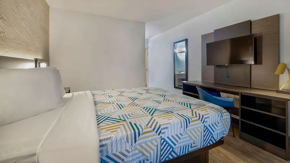 Deluxe Room, 1 Queen Bed, Accessible, Non Smoking - Photo 1