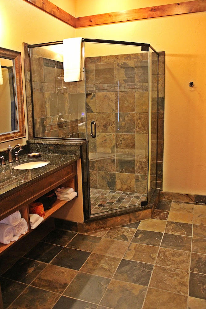 Two Queen Viking Lodge Room - Photo 7