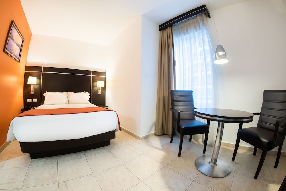 Standard Room, 1 Queen Bed photo 3