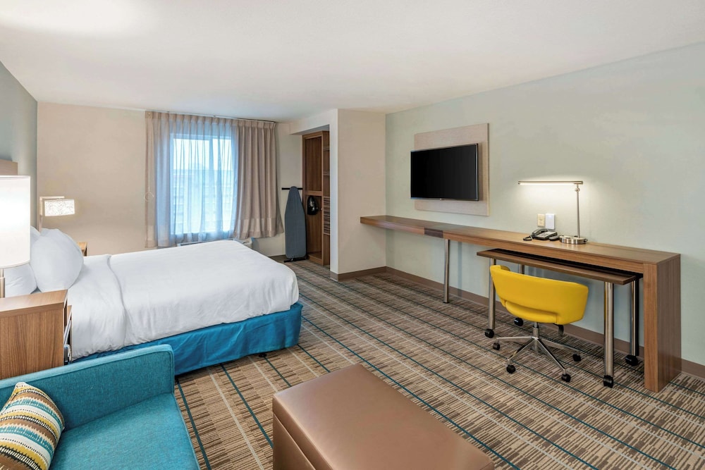 Suite, 1 King Bed, Accessible, Non Smoking - Photo 5