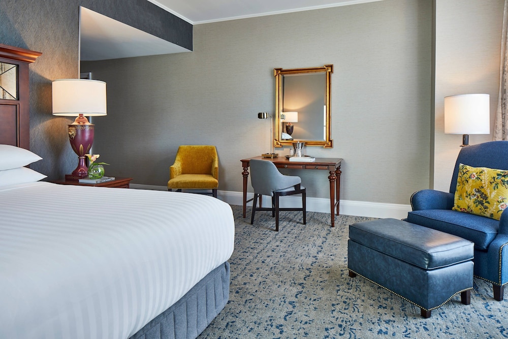Room, 1 King Bed, Balcony, Corner