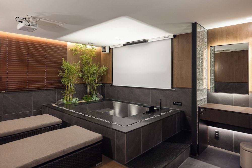 Cinema Hot Spring Suite photo 2