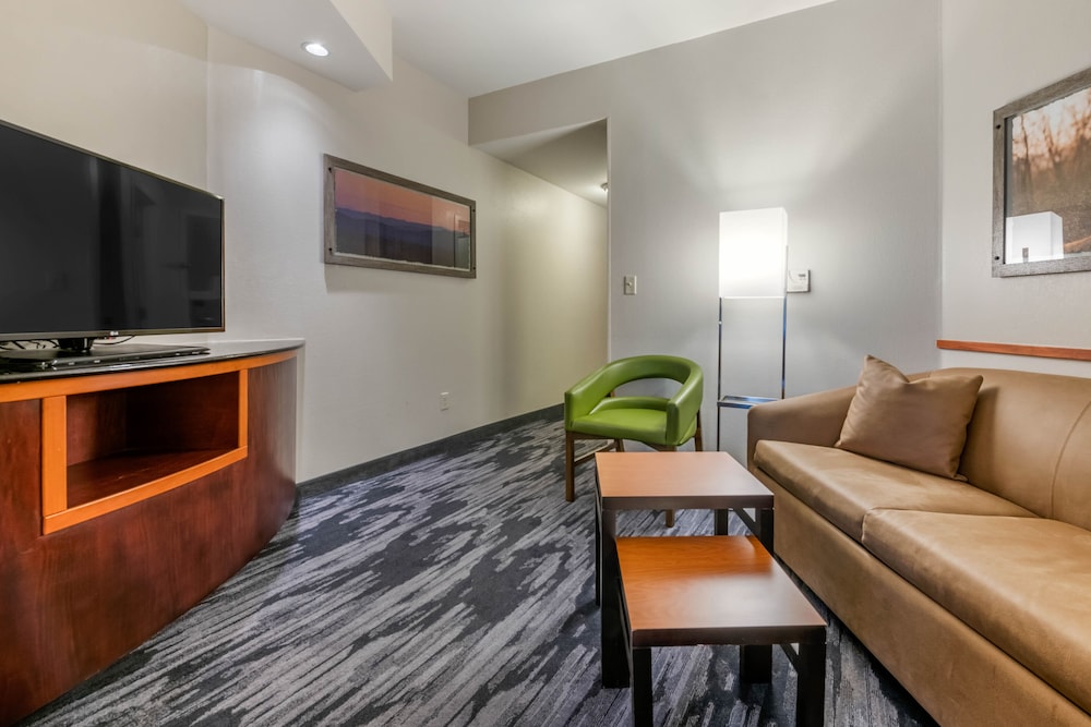 Executive Suite, 1 King Bed - Photo 6