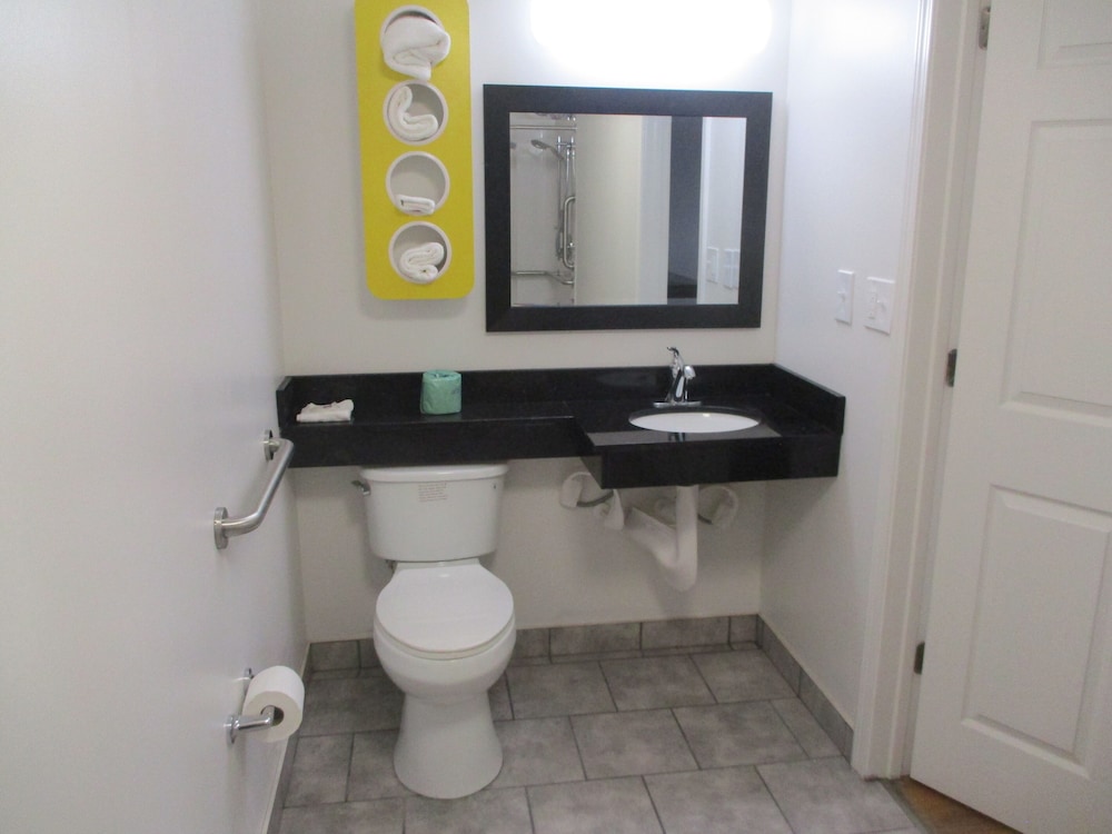 Deluxe Room, 1 King Bed, Accessible, Non Smoking - Photo 6