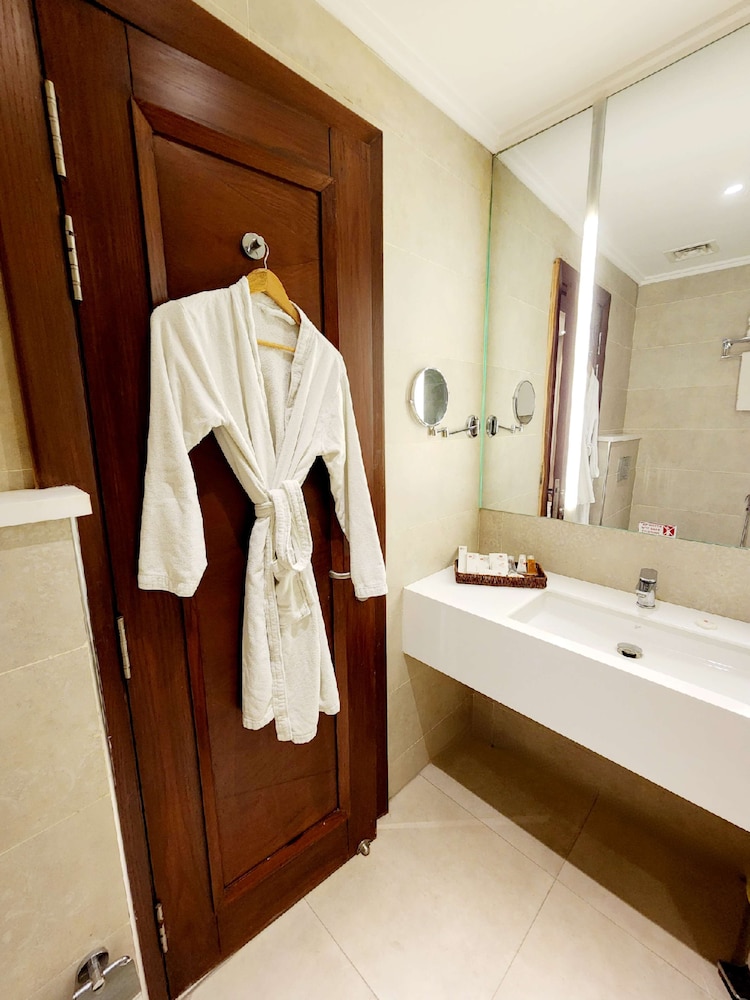 Premier Suite, 1 King Bed, Non Smoking, City View (with Extra Bed) - Photo 11