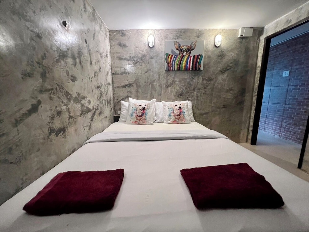 Basic Room, 1 Queen Bed - Photo 1