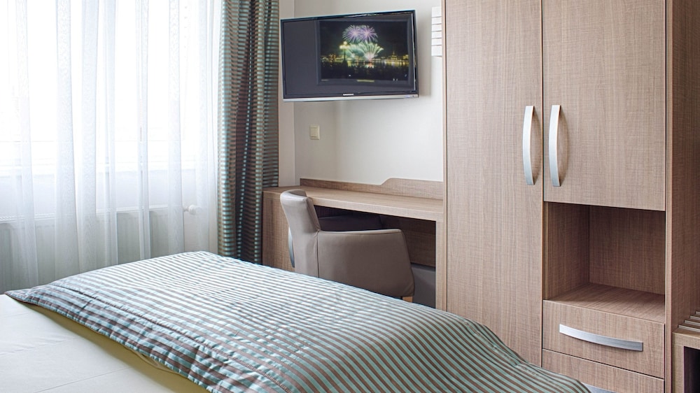 Economy Twin Room (The room is above a disco!)