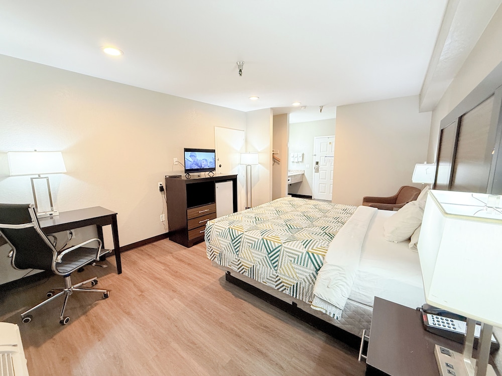 Deluxe Room, 1 King Bed, Non Smoking, Refrigerator & Microwave photo 2