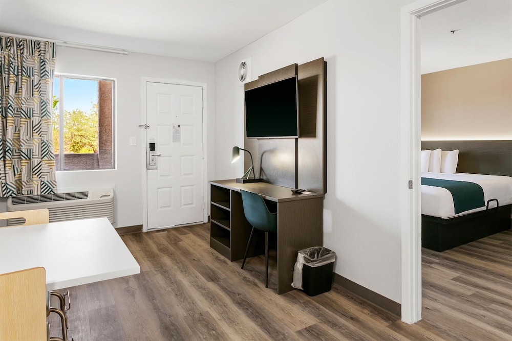 Standard Suite, 1 King Bed, Non Smoking, Kitchenette photo 2