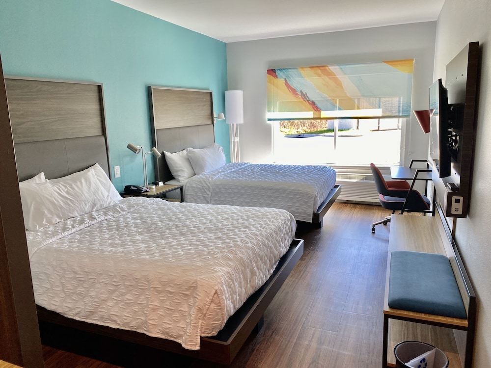 Room, 2 Queen Beds, Accessible, Bathtub - Photo 1