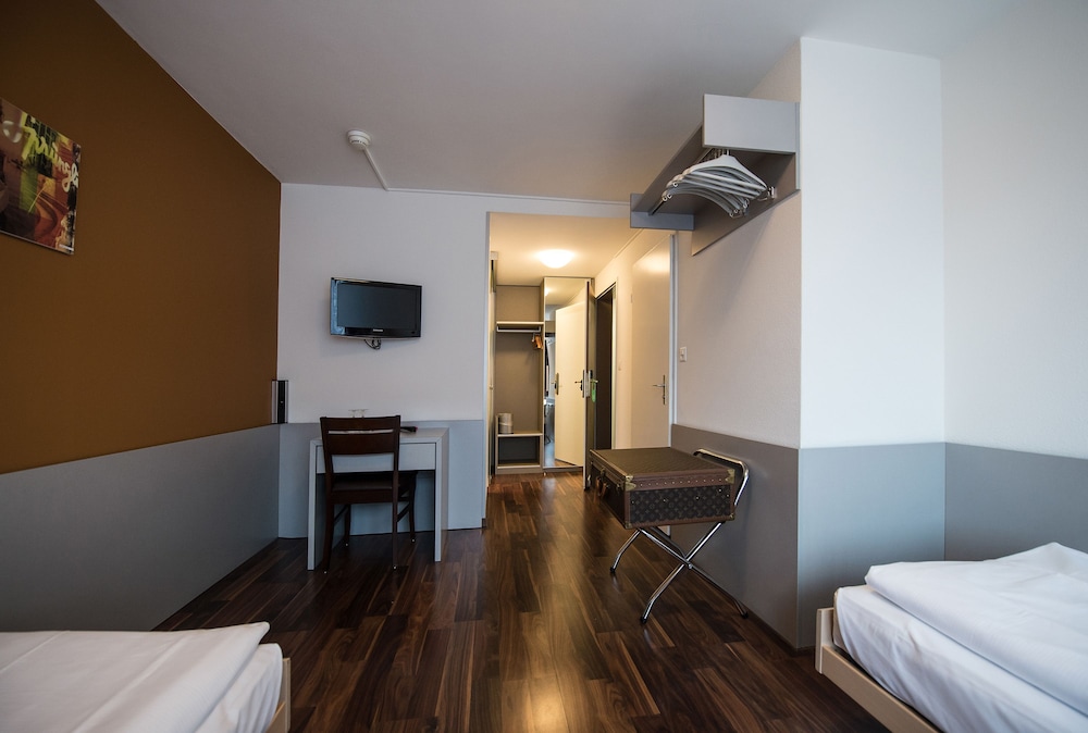 Economy Twin Room - Photo 5