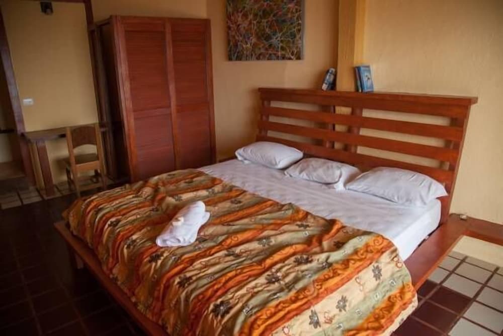 Suite, 1 King Bed, Partial Sea View photo 2