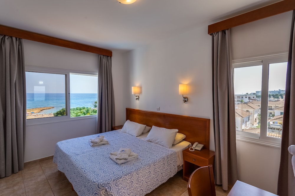 Double or Twin Room, Partial Sea View photo 2