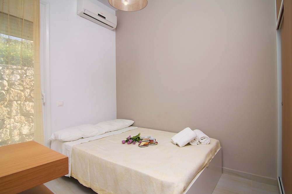 Apartment, 2 Bedrooms, Pool Access, Sea View photo 3