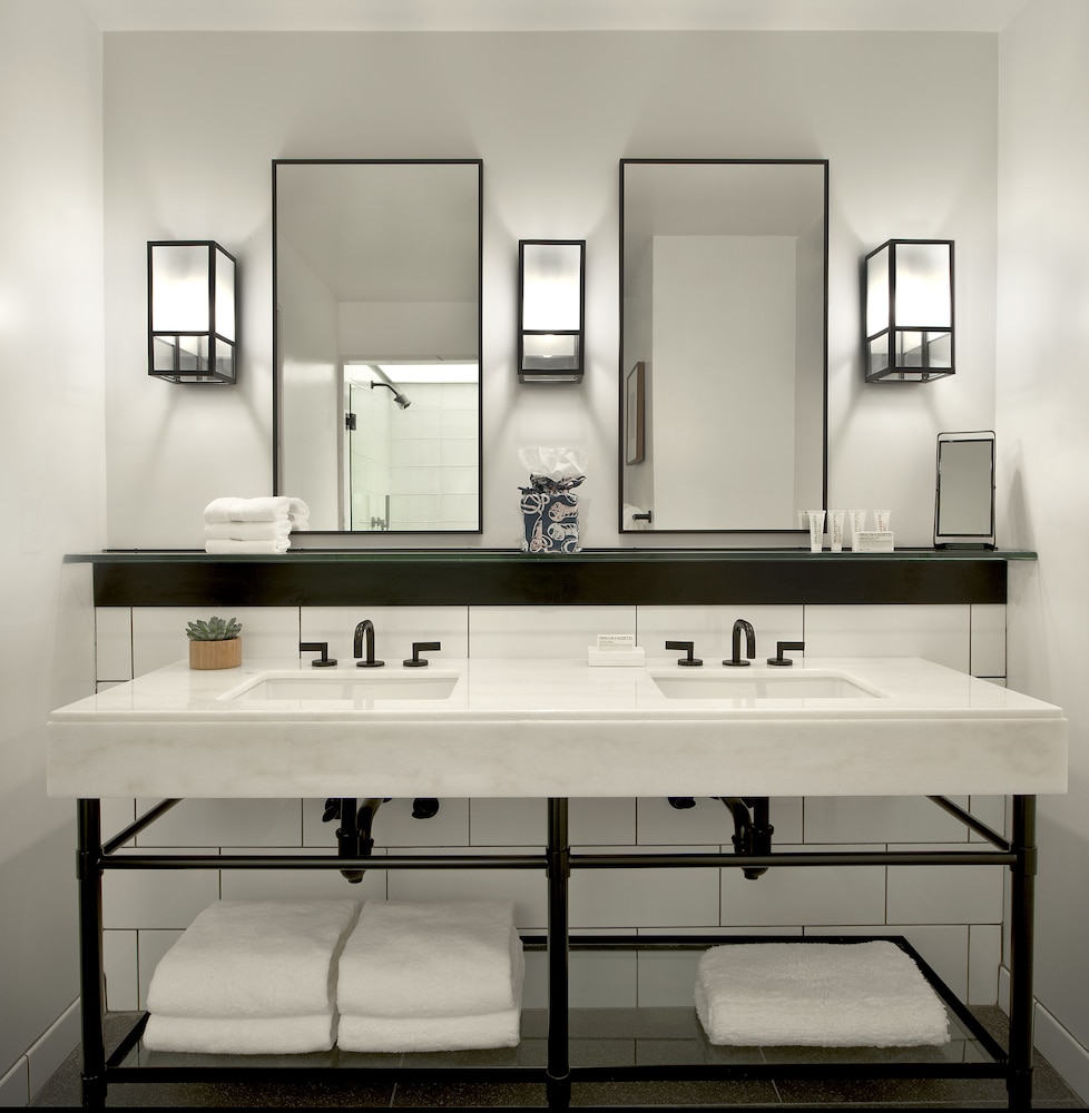 Luxury Suite, 1 King Bed - Photo 4