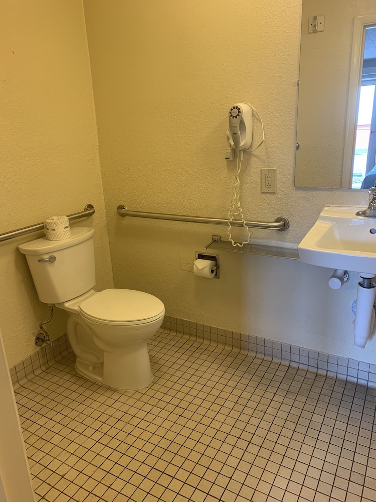 Deluxe Room, 1 King Bed, Accessible (Roll-In Shower, Smoke Free) - Photo 8