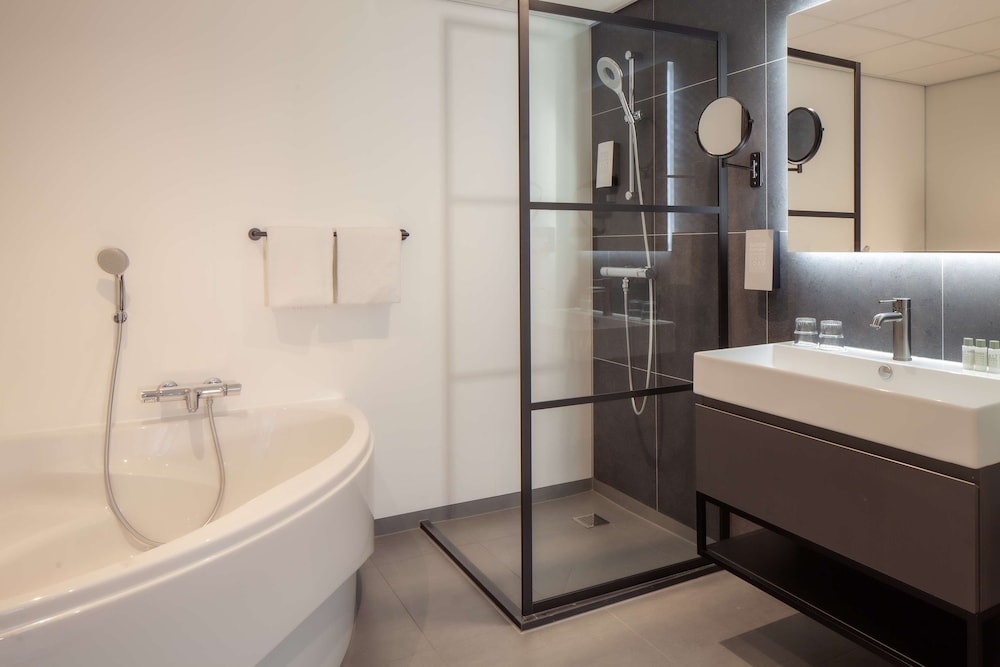 Business Suite, 1 King Bed, Bathtub - Photo 6