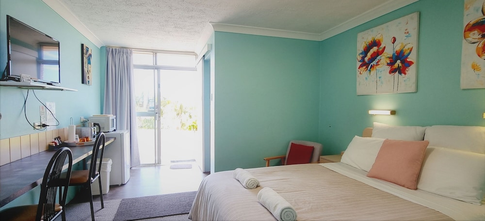Ocean Glimpse - Queen Bed - NO Stairs photo 1