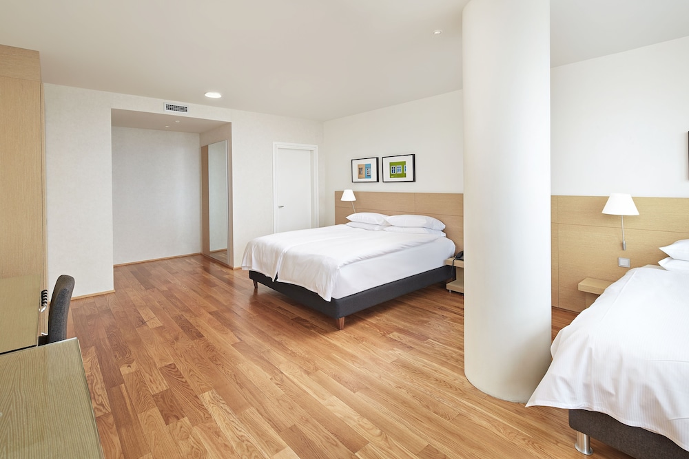 Family Executive Room with Mountain View photo 2
