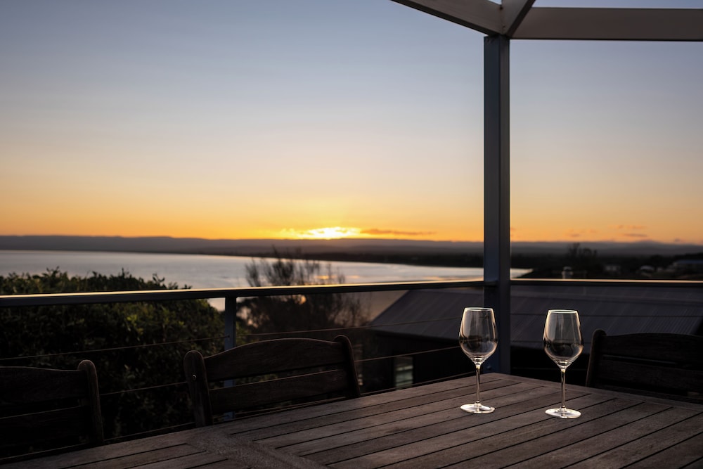 Elevated 3 Bedroom House With Stunning Ocean Views photo 3
