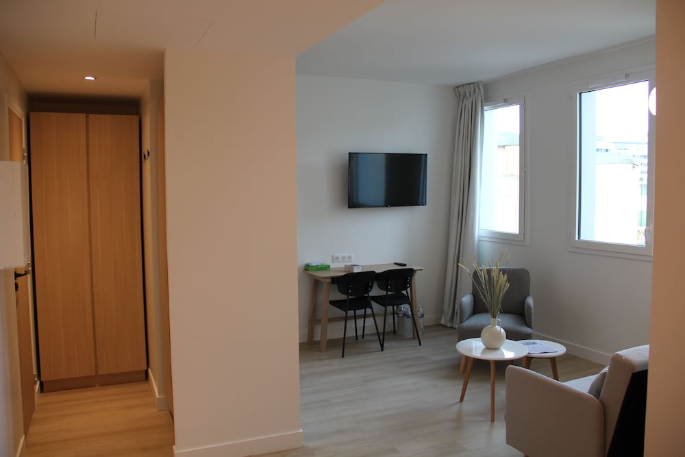 Garden corner suite with alcove