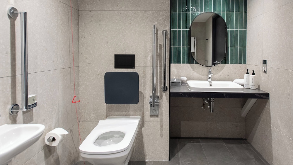 Standard Room, 1 Double Bed, Accessible (Walk in Shower) - Photo 3