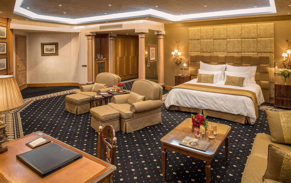 Suite, 1 King Bed, Rome View (Vista Suite, Spa/Club Lounge