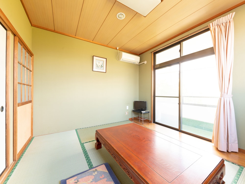 Japanese Room with Shared Washroom - Quadruple, Smoking - Photo 2
