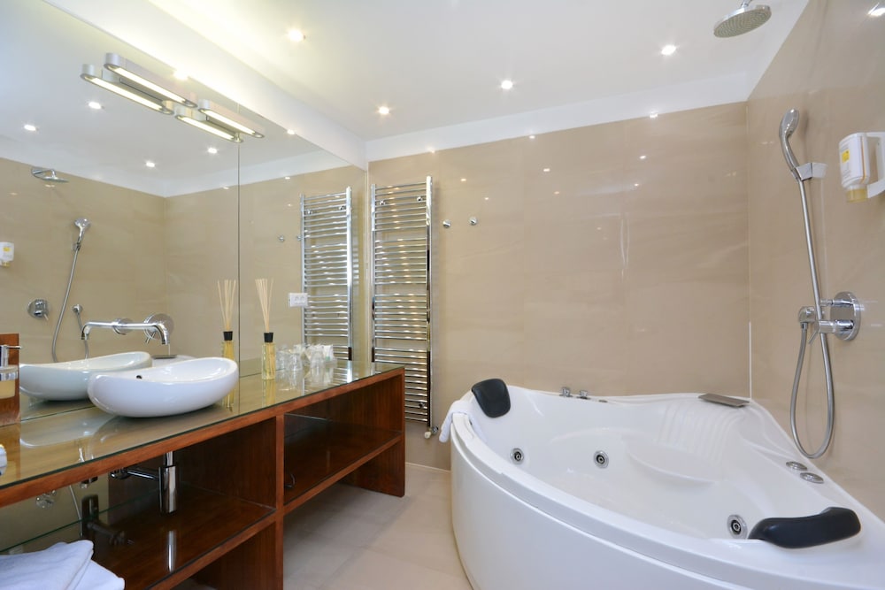 Deluxe Double or Twin Room - Photo 25