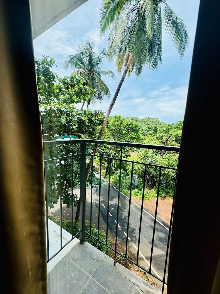 Deluxe Double Room, Pool View photo 3