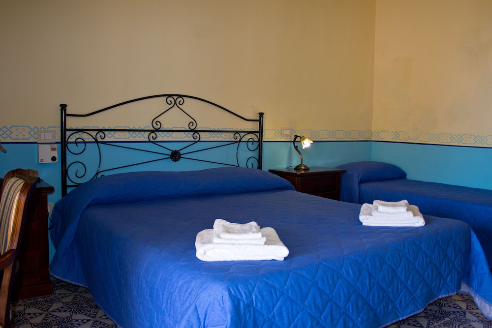 Double or Twin Room, Terrace, Partial Sea View photo 3