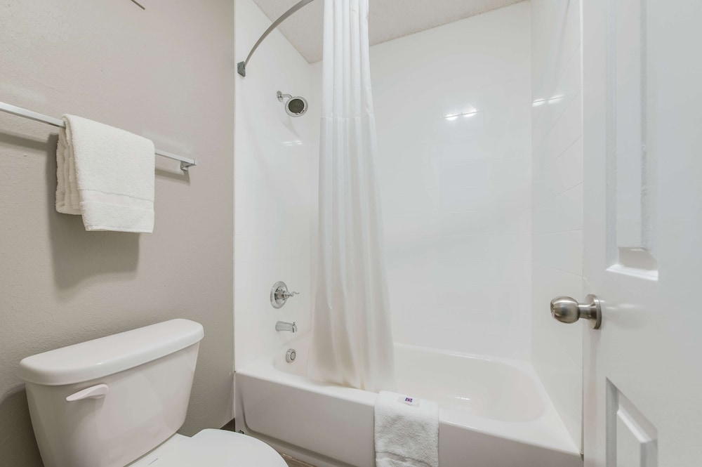 Deluxe Room, 1 King Bed, Smoking, Refrigerator & Microwave photo 2