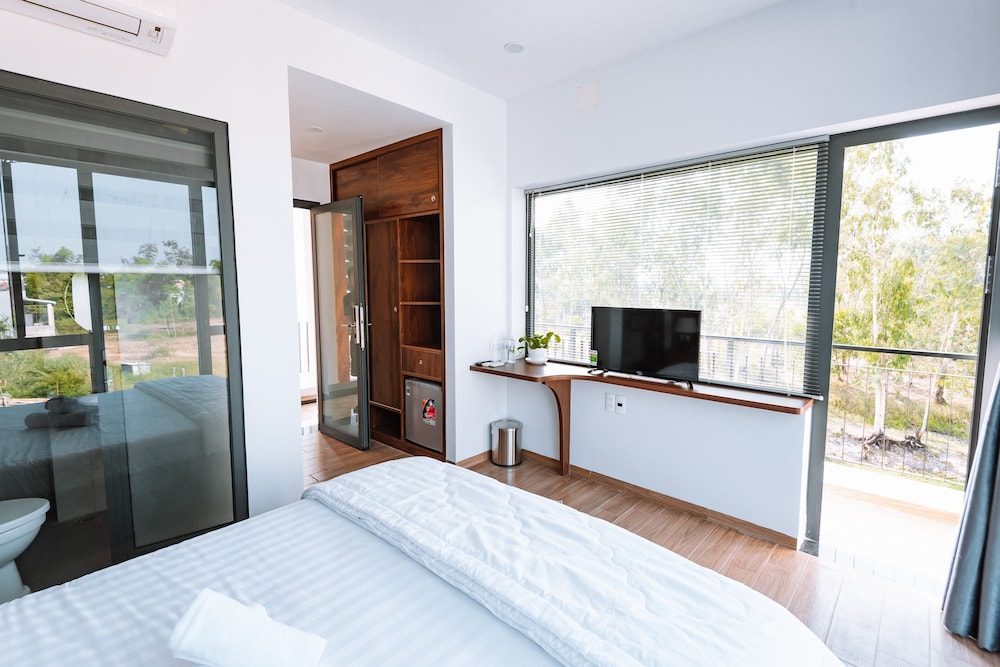Deluxe Double Room, 1 Queen Bed, Balcony, Garden View photo 3