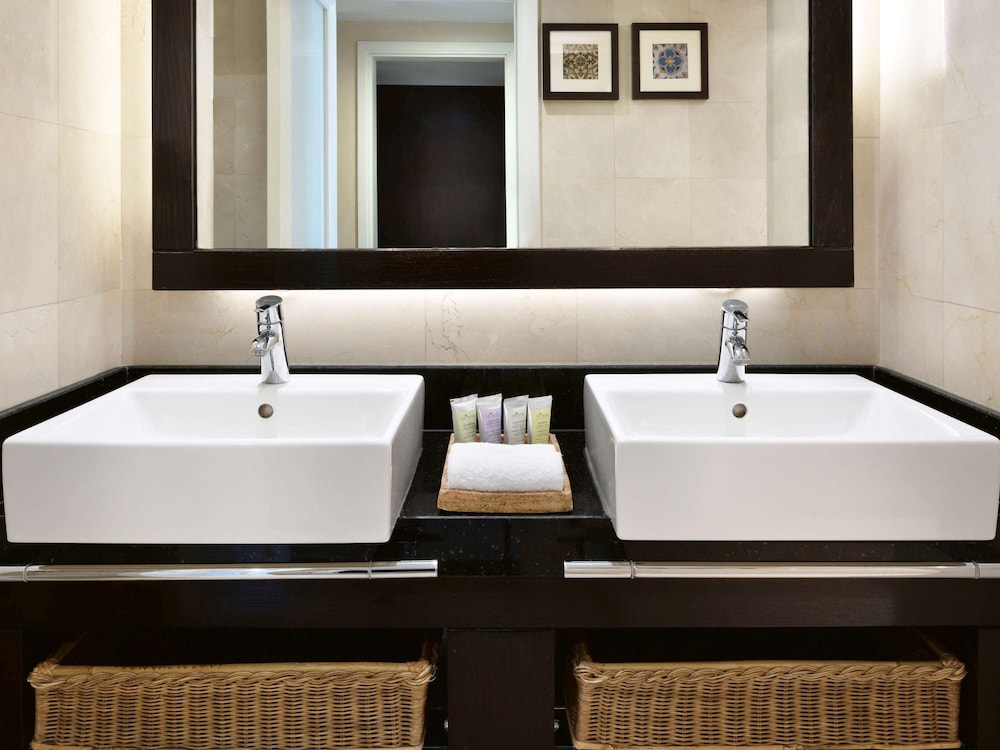 Suite, 1 King Bed - Photo 10