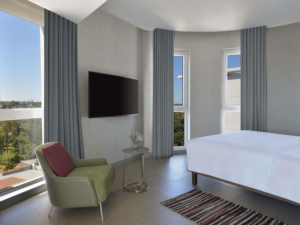 Junior Suite, 1 King Bed photo 3